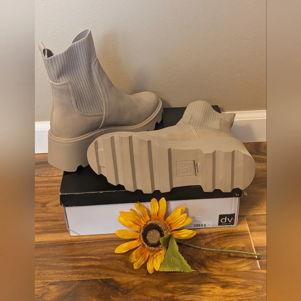 DV Dolce Vita Women's Villa Chelsea Lug Sole Booties Size 10M NIB - Picture 6 of 7